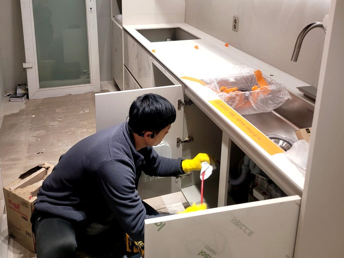 화성 봉담 싱크대막힘 현장에서 기름슬러지 원인을 점검하고 배관청소를 진행한 모습