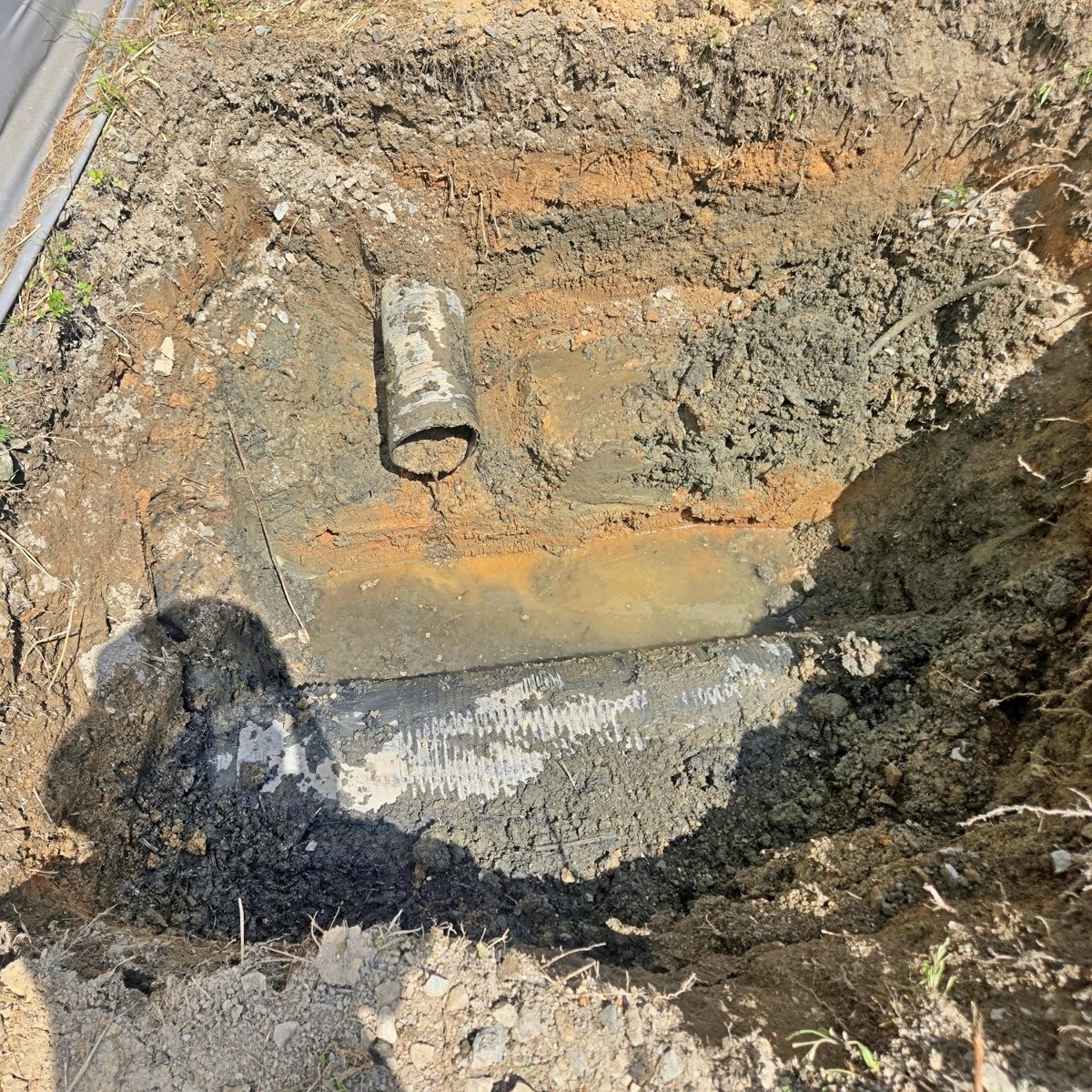 충남 아산시 공장 우수관 고압세척 노즐이 막혀 굴착 후 확인한 배관 미연결 구간