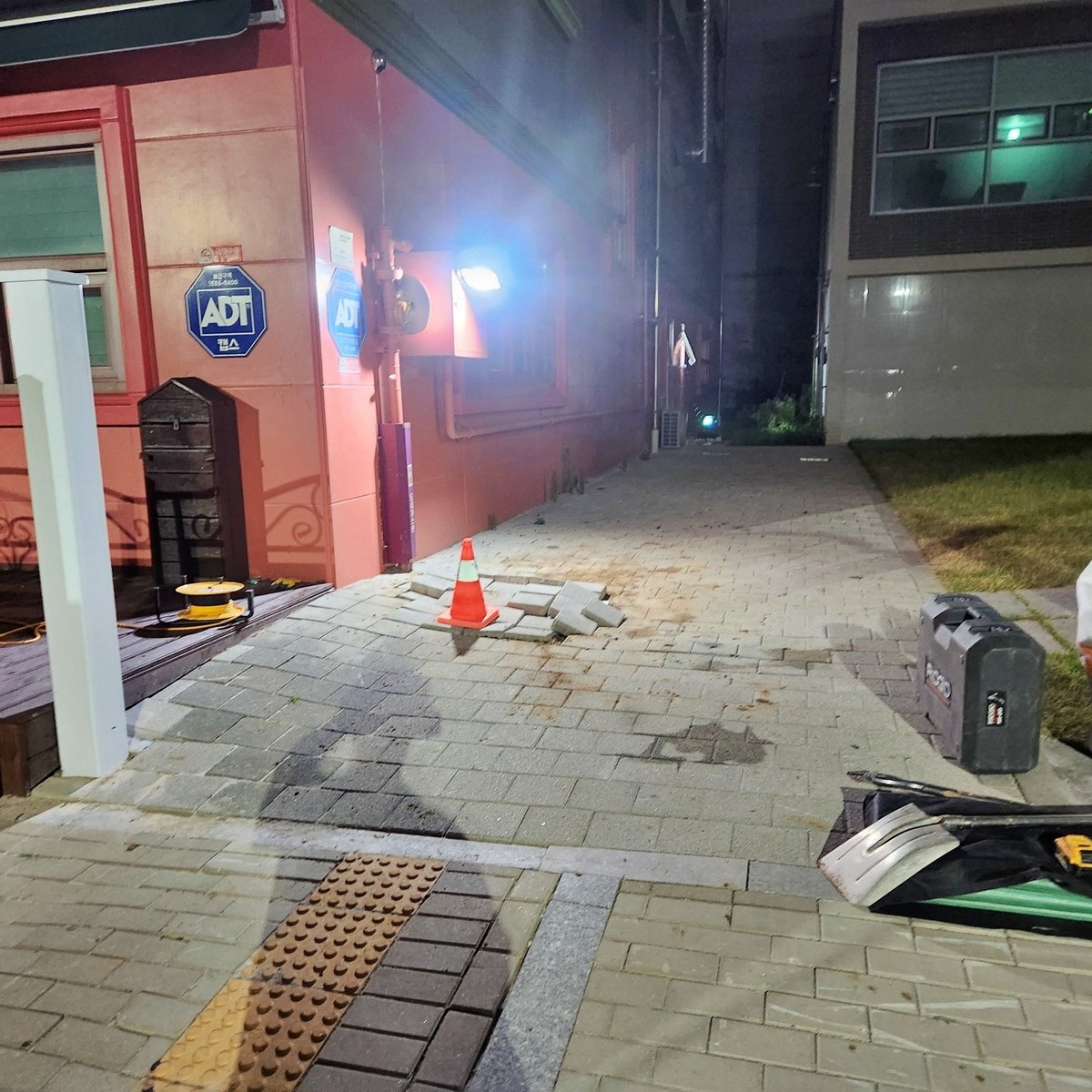 가정동 오수관 긴급보수 후 보도블록 임시복구