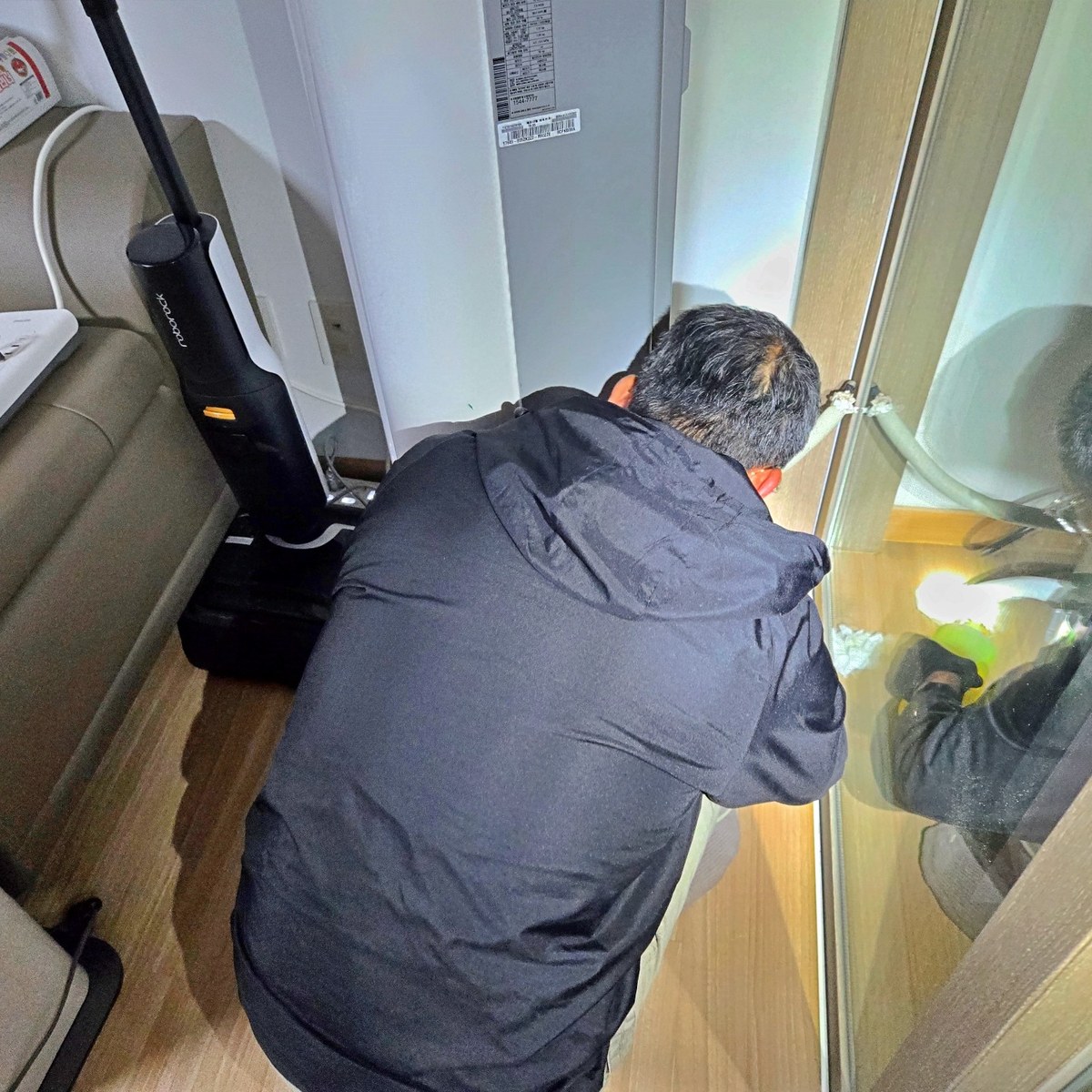 인천 연수동 에어컨 배수관 누수 원인을 점검하는 작업 모습