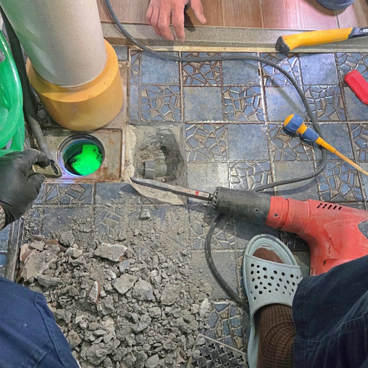인천 연수동 에어컨 배수관 누수 형광시약 테스트와 바닥 철거 모습