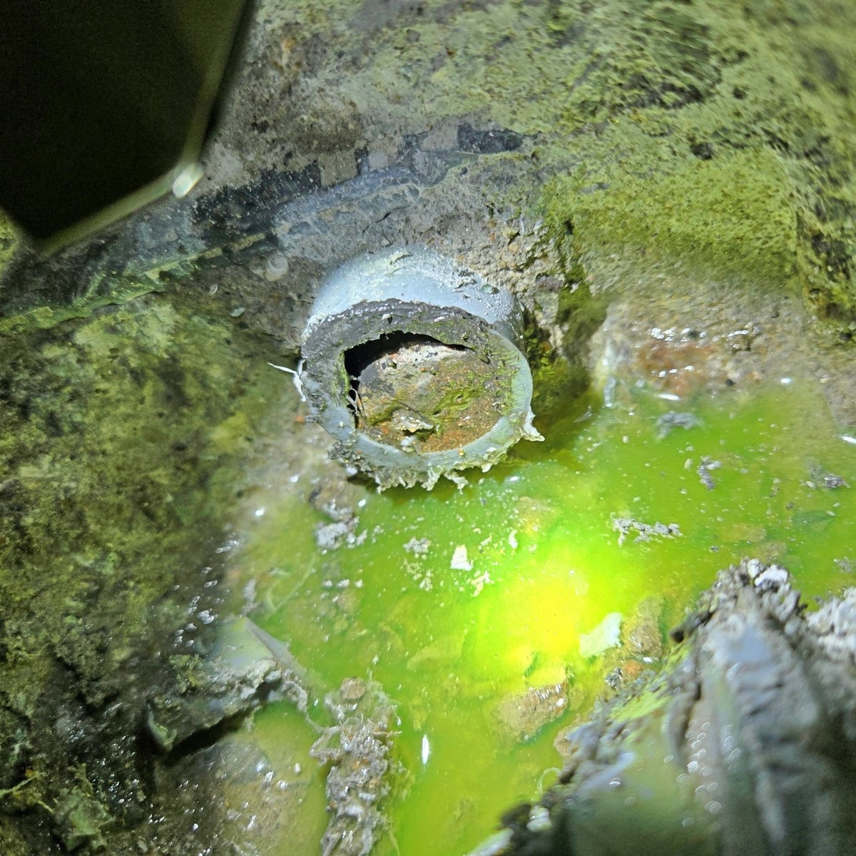 연수동 에어컨 배수관 누수 문제 부위에 나타난 형광시약 반응