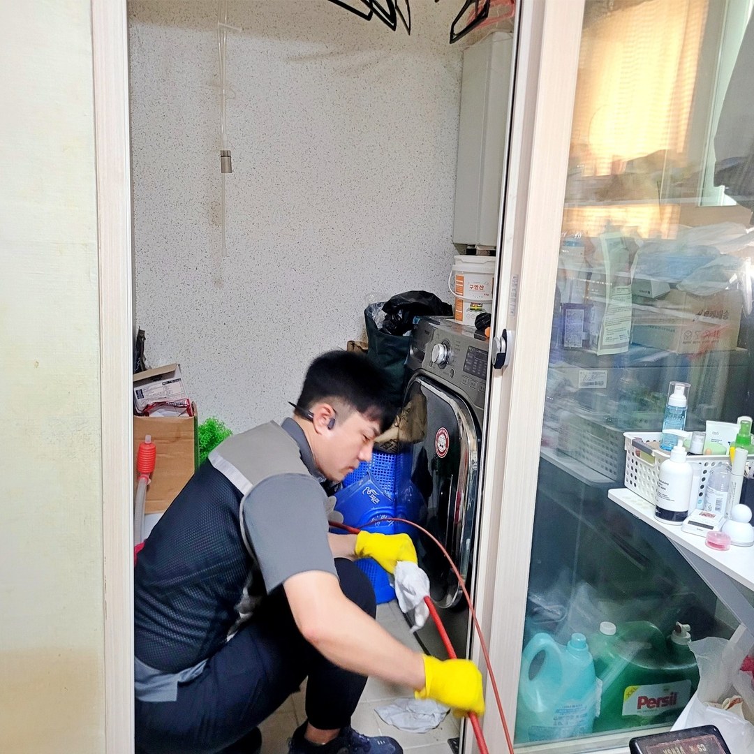 평택 비전동 세탁실 하수구막힘으로 배관 청소를 진행하는 현장