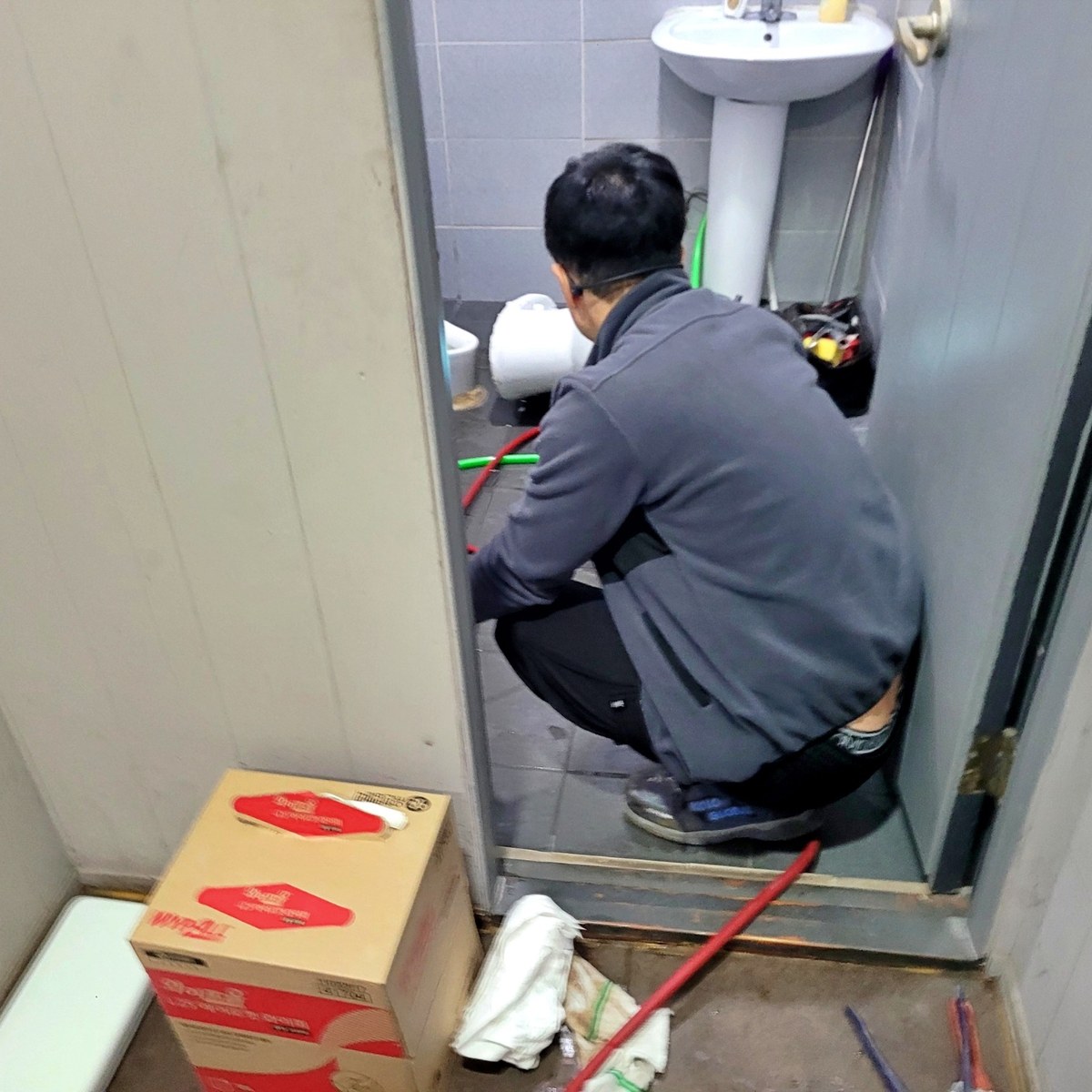 화성 동탄 산척동 상가 화장실 작업자가 배관 상태 확인