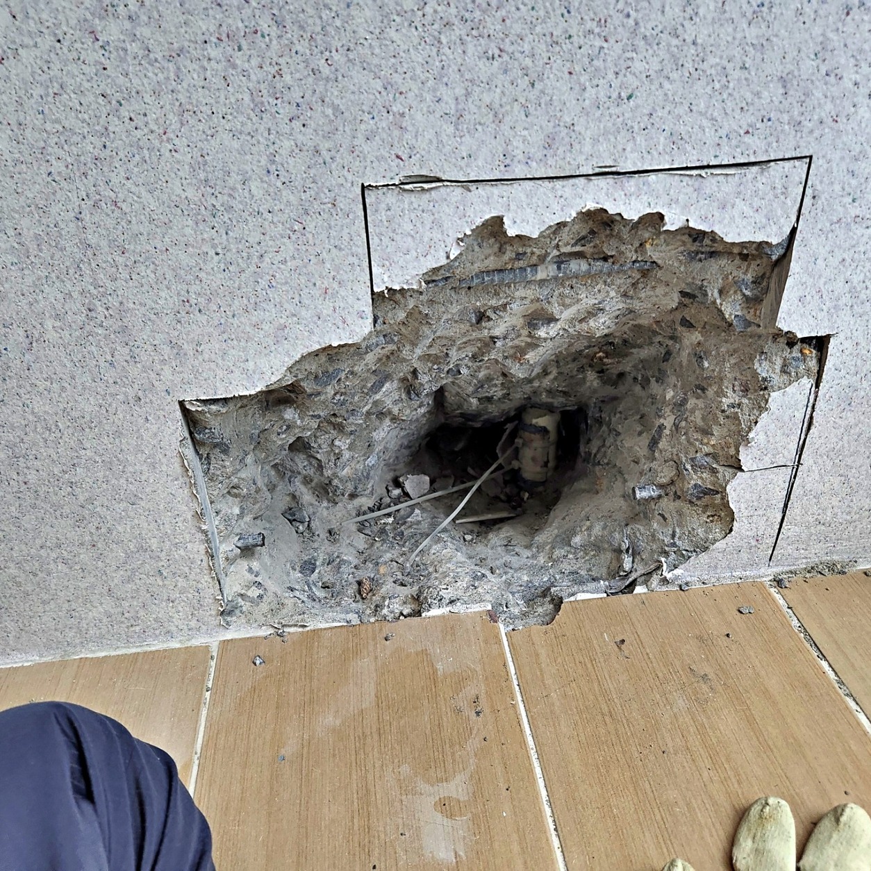 옥길동 아파트 에어컨 배관 보수를 위한 벽면 굴착