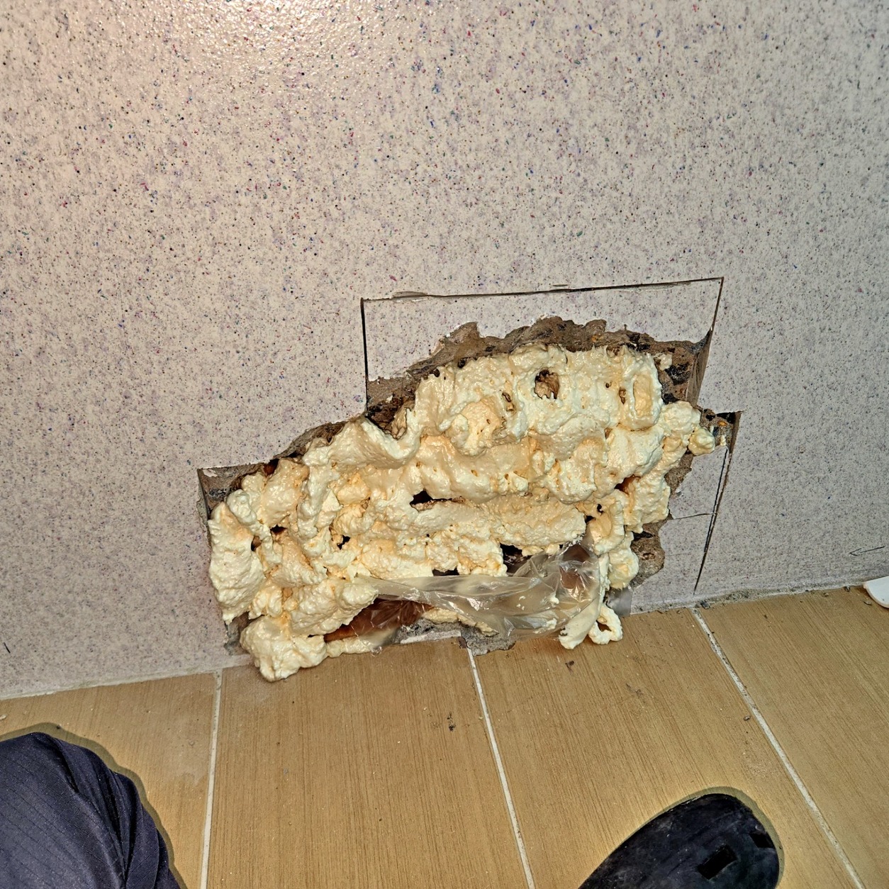 부천 소사구 옥길동 에어컨 배관 보수 후 단열재와 충전재 보강