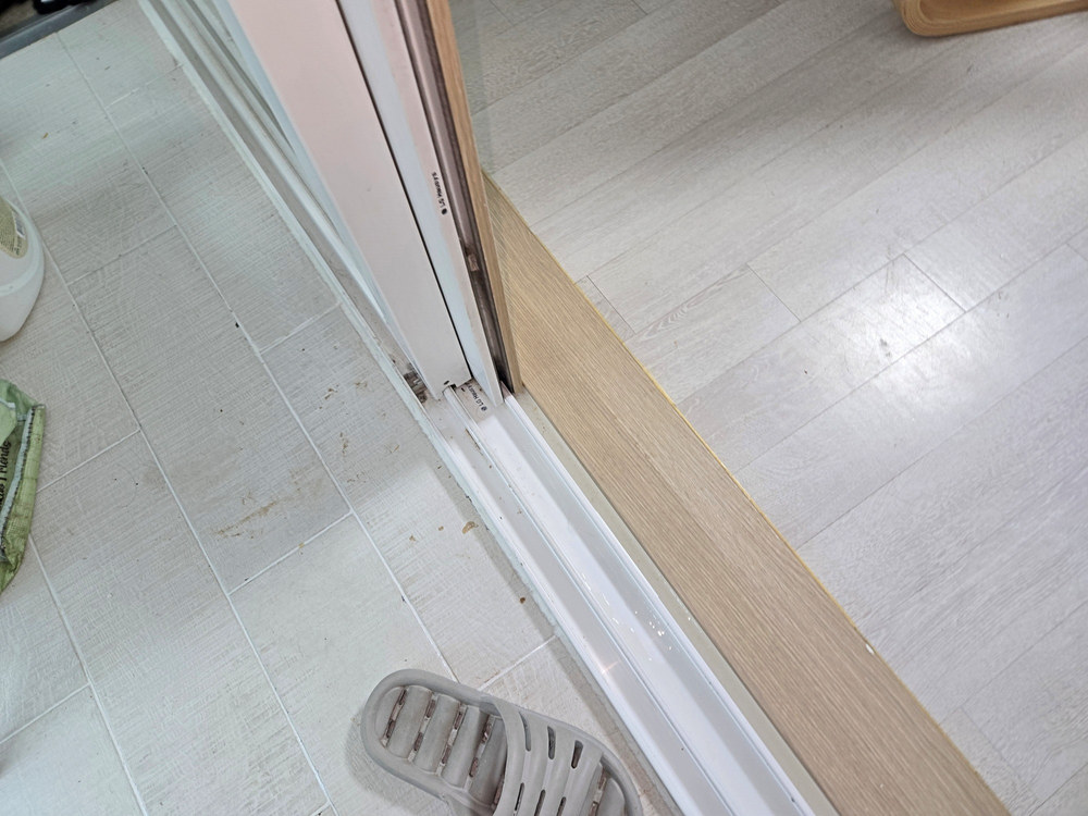 봉천동 아파트 아래층 베란다 샤시 바닥 물 고임
