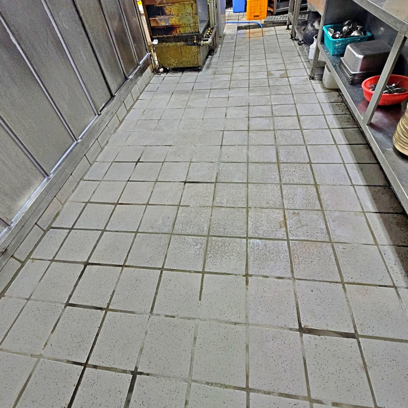 김포 구래동 식당 비철거 침투방수공사 후 정리된 주방 바닥