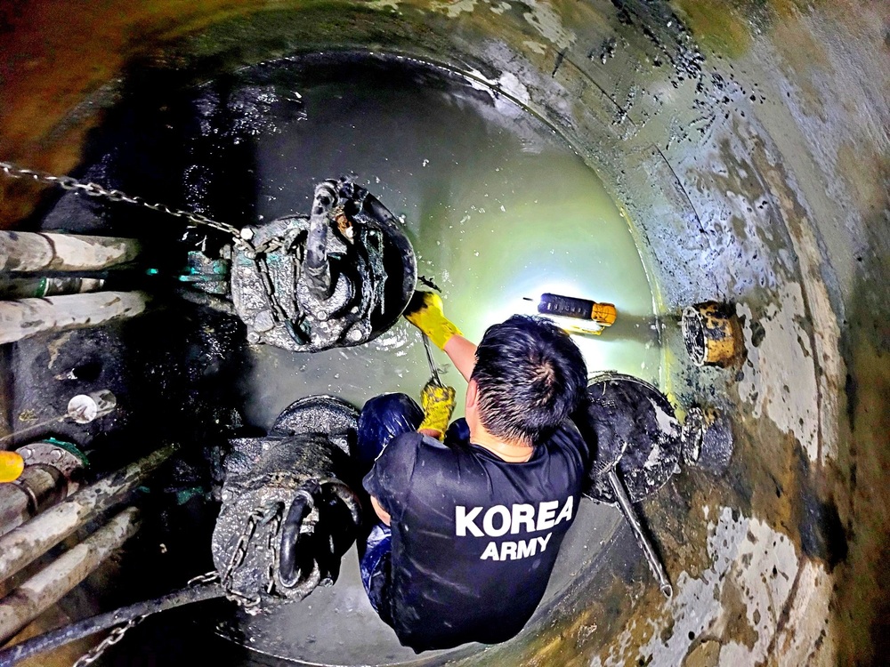 평택 동삭동 지하 설비 공간 바닥 슬러지 제거 작업