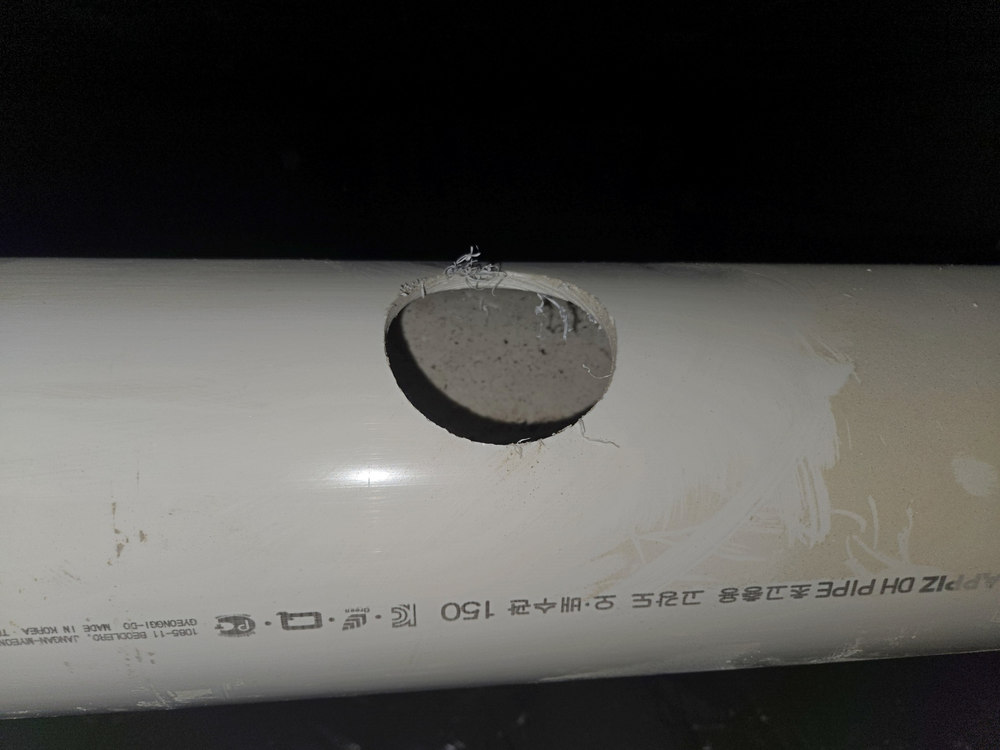 공용 하수관에 추가로 마련한 점검 개방부