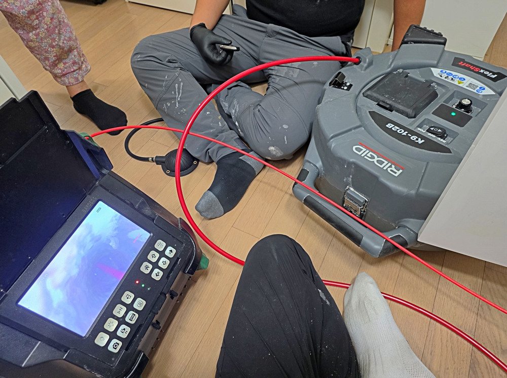 배관 청소 장비와 내시경 장비를 연결한 작업 (원본 영종구 현장)