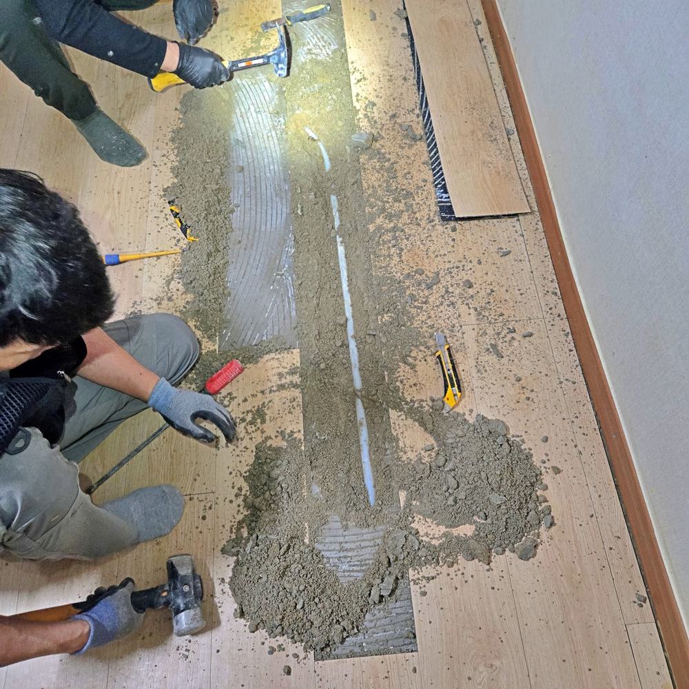 심하게 손상되어 철거된 흰색 냉수관