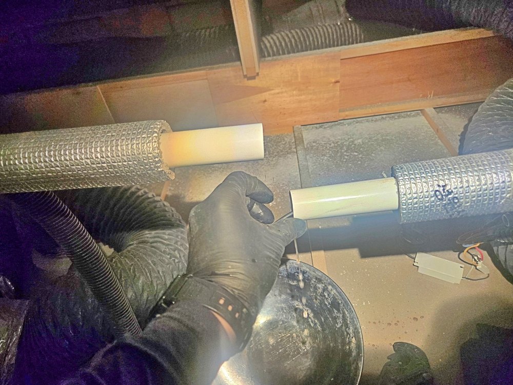 작업자가 분리한 흰색 PVC 배관 두 끝단을 확인하는 모습