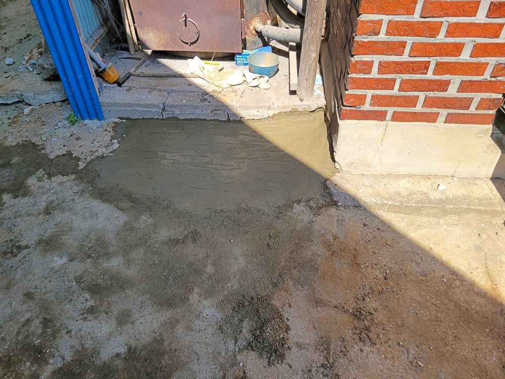 수도관과 하수관 보수 후 미장으로 복구한 바닥