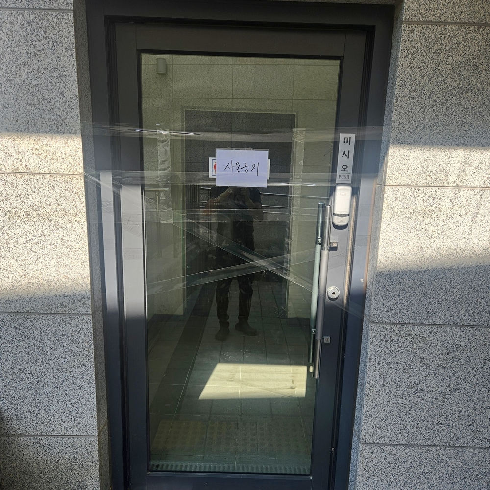 시흥 장현동 식당 오수맨홀 역류 신고 후 사용 중지된 화장실 출입문